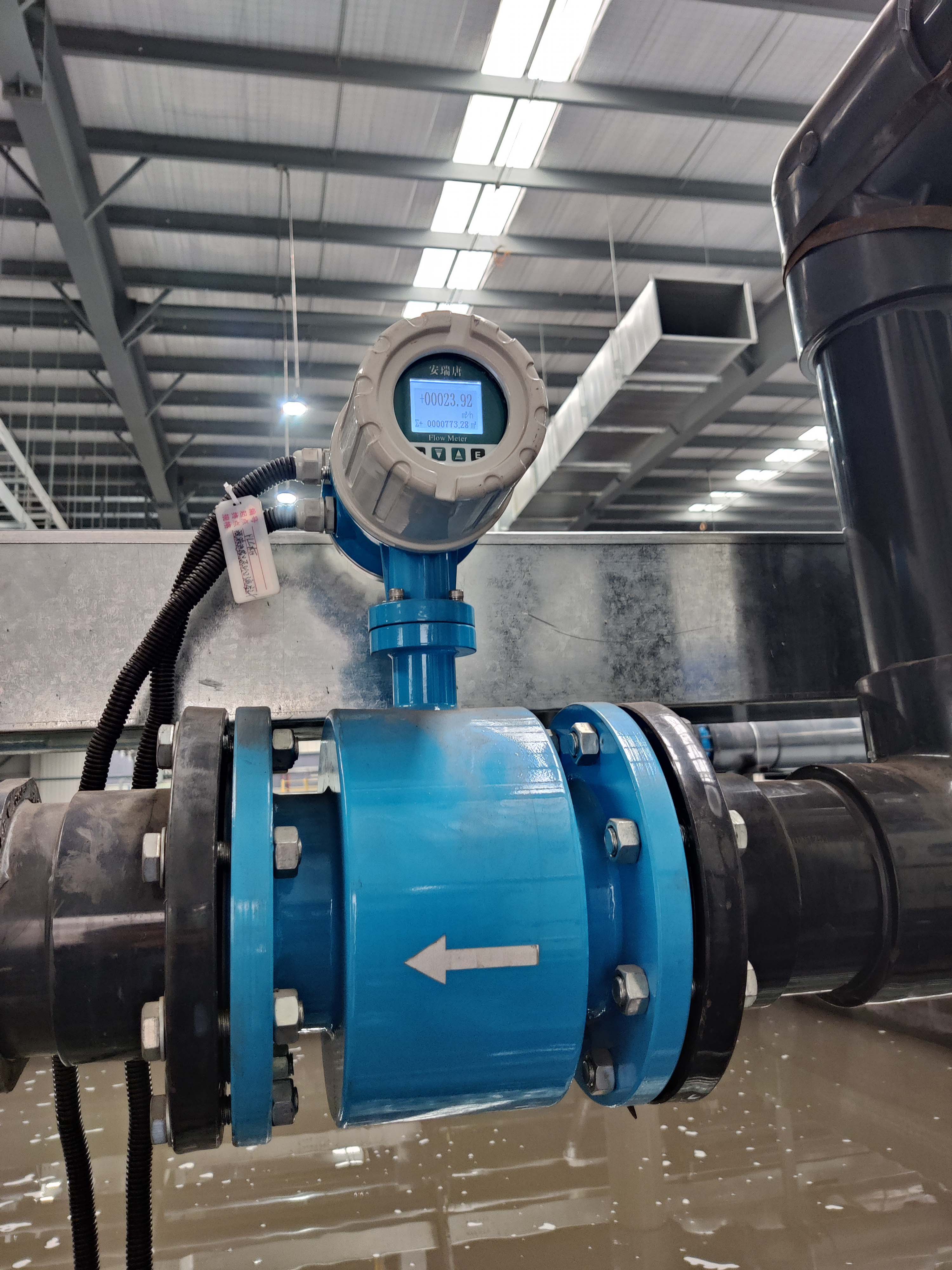 What does the electromagnetic flowmeter mainly measure?