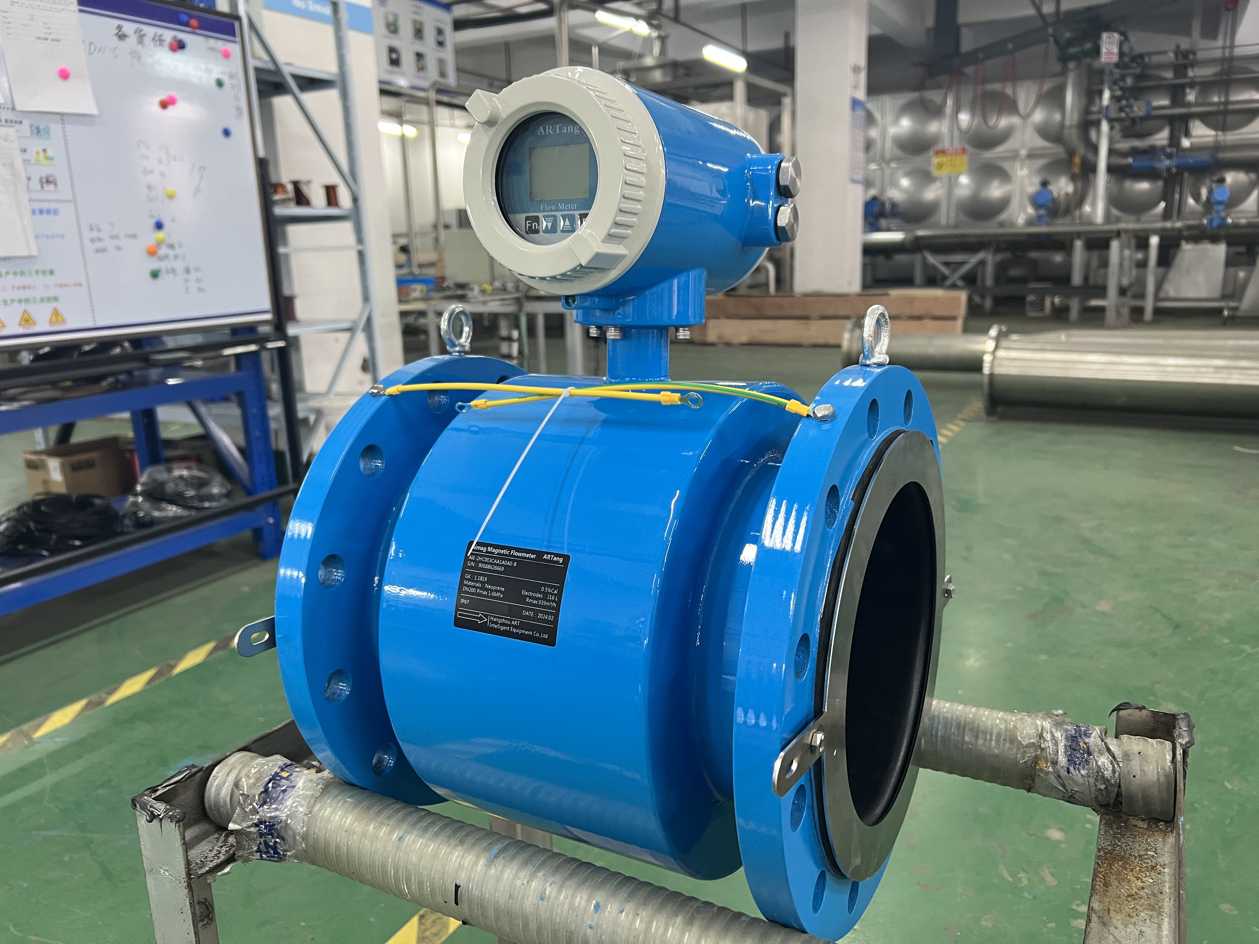 How to clean the dirt and impurities on the electromagnetic flow meter body?