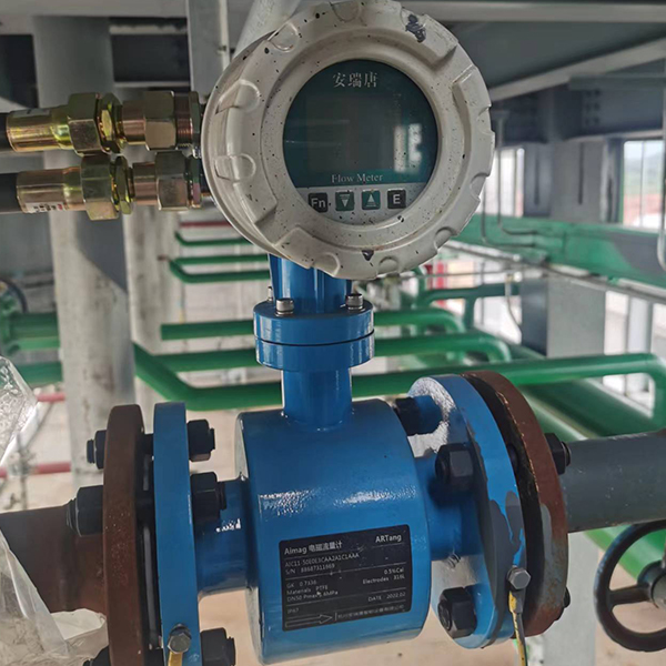 Electromagnetic flowmeter for liquids